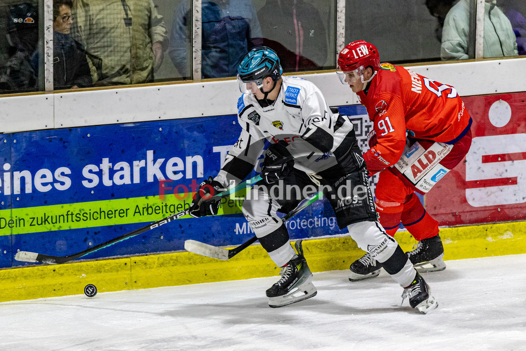 EC Peiting vs Bayreuth Tigers | Eishockey Oberliga Süd 2023/2024, EC Peiting vs Bayreuth Tigers, 20231112,
Kampf um den Puck Thomas NUSS (Tigers 77) und Marco NIEWOLLIK (ECP 91),
2023-11-12 in Peiting (Eisstadion)
77 Thomas NUSS (Tigers 77), 91 Marco NIEWOLLIK (ECP 91)
Copyright: WolfgangxLindner foto-lindner.de