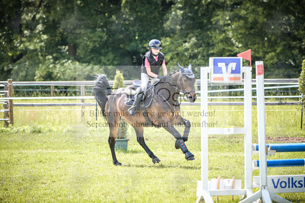 DOS_7381 | Entdecke hochwertige Reitturnierfotos von Foto Oger. Professionell, emotional und authentisch – jetzt Lieblingsmomente im Shop bestellen. - Realisiert mit Pictrs.com