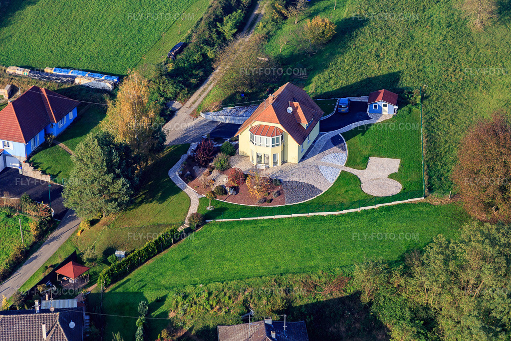 Aerial view: Villa in Rue Haftelberg in Wintzenbach in the state Bas-Rhin, France. – Photo: IMG_075728.jpg taken on 11/01/2014 by Werner Riehm/FLY-FOTO.com – Resolution of the original: 5472 x 3648 px