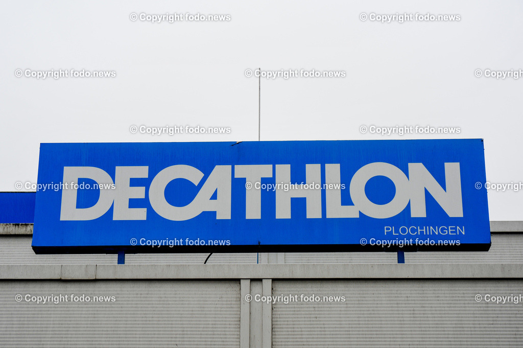 Deutschland_ Baden-Wuerttemberg_ Plochingen_ 09.01.2025-3 | 09.01.2025, Deutschland, GER, Baden-Wuerttemberg, Plochingen, im Bild Themenbild, Stadtansichten, Decathlon, Sport, Sportartikel, Sportfachhandel, Sportgeraete, Handel, Einzelhandel, Schild, Logo, Reklame, Feature, Symbolbild
