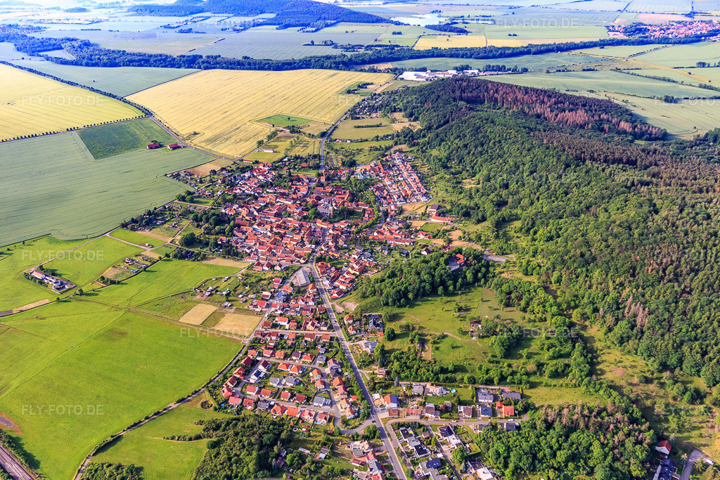 Luftbild: Ortsansicht von Nordwesten im Ortsteil Seebergen in Drei Gleichen im Bundesland Thüringen in Deutschland. Foto: IMG_007663.jpg vom 15.06.2021 durch Werner Riehm/FLY-FOTO.de