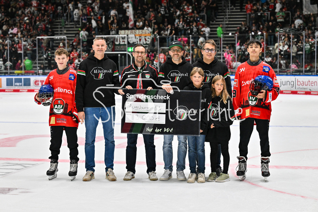 Augsburger Panther - Adler Mannheim | Spendenübergabe AEV Trikots  DEL: Augsburger Panther - Adler Mannheim; Curt Frenzel Stadion am 14.09.2025