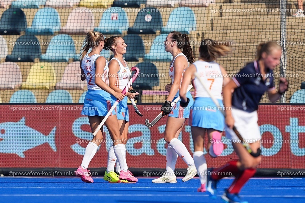 xydrx13082503017 | 13.08.2025, xydrx, Frauen EuroHockey Championship 2025, Gruppenphase, Gruppe A, Niederlande - Frankreich, Sparkassenpark Mönchengladbach: Torjubel nach dem Tor zum 1:0 für die Niederländische Feldhockey Nationalmannschaft durch Torschütze Marijn Veen (NED #19) zusammen mit Luna Fokke (NED #2)