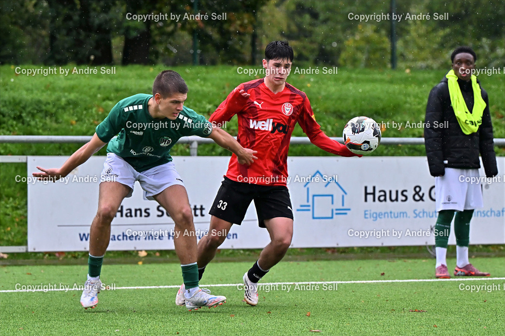 FC Kilia Kiel vs VfB Lübeck II - U21 | Selim Cetintürk (Kilia #33) vs Julian Seitz (Lübeck #6) / Fußball-Oberliga Männer 2026/2027 / FC Kilia Kiel vs VfB Lübeck II - U21 / Kilia Sportplatz / Kiel / 10.10.26 - Realisiert mit Pictrs.com