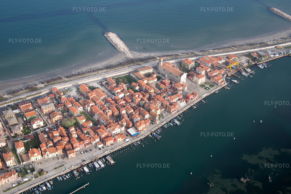 Luftbild: Ortsansicht an der Meeres-Küste Mittelmeer in San Vito im Bundesland Venetien in Italien. – Foto: IMG_087559.jpg vom 06.04.2016 durch Werner Riehm/FLY-FOTO.de – Auflösung des Originals: 5472 x 3648 px