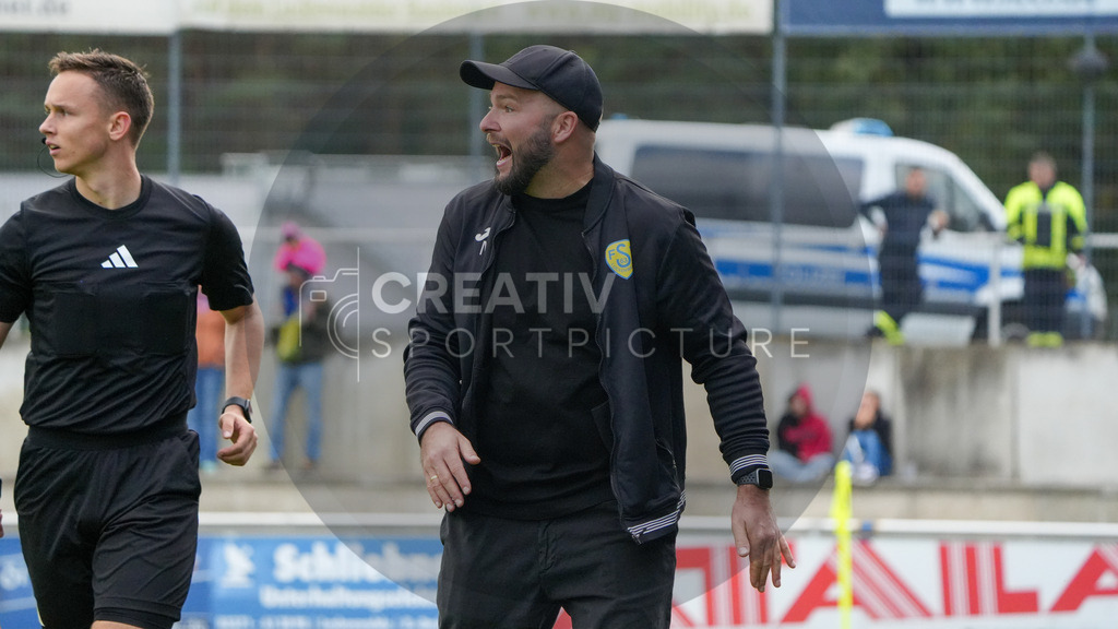 Fußball, Herren, Saison 2025/2026, Regionalliga Nordost, 11. Spieltag, FSV 63 Luckenwalde vs. FC Carl-Zeiss Jena, Samstag 05.10.2025, Werner-Seelenbinder-Stadion Luckenwalde, | Fußball, Herren, Saison 2025/2026, Regionalliga Nordost, 11. Spieltag, FSV 63 Luckenwalde vs. FC Carl-Zeiss Jena, Samstag 05.10.2025, Werner-Seelenbinder-Stadion Luckenwalde, Im Bild: Michael Braune (Trainer Luckenwalde) emotional aktiv an der Seitenlinie. - Realisiert mit Pictrs.com