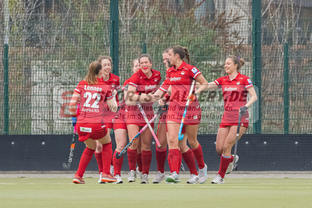 HK_20230416_107076 | 1. Bundesliga Damen Düsseldorfer HC - Rot-Weiss Köln am 16.4.2023 DHC Düsseldorf, Düsseldorf , Antonia Lonnes ( Rot-Weiss Köln #22 ) , Paula Brux ( Rot-Weiss Köln #44 ) , Jule Fischer ( Rot-Weiss Köln #6 )