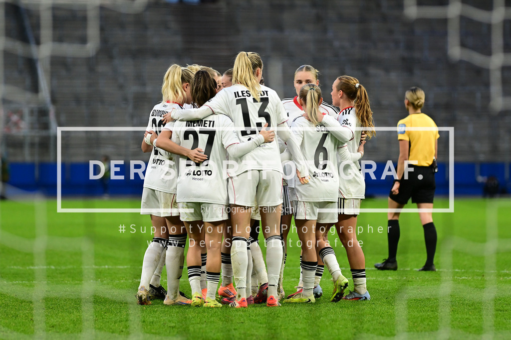 Fußball I Frauen I Saison 2025-2026 I Bundesliga I 8. Spieltag I Hamburger SV - Eintracht Frankfurt I 27244 | Jubel, Begeisterung, Enthusiasmus, Euphorie, Freude, Glücksgefühl, Heiterkeit bei: Elisa Senß (6, Eintracht Frankfurt) Laura Freigang (10, Eintracht Frankfurt) und den Eintracht Frankfurt Frauen nach dem 2:0 einen Elfmeter - Realisiert mit Pictrs.com