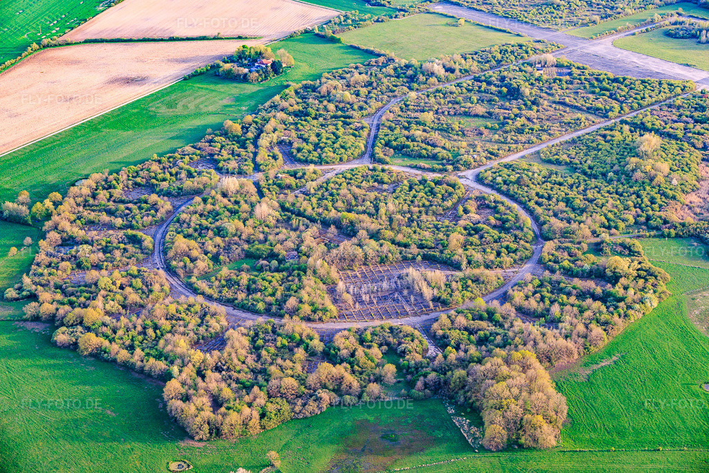 Luftbild: Abgerissene kreisförmige Materialbahn und Hallen am ehemaligen Miltärflugplatz Grostenquin in Grostenquin im Bundesland Moselle in Frankreich.Foto: IMG_154740.jpg vom 17.04.2026 durch Werner Riehm/FLY-FOTO.deAuflösung des Originals: 6000 x 4000 px