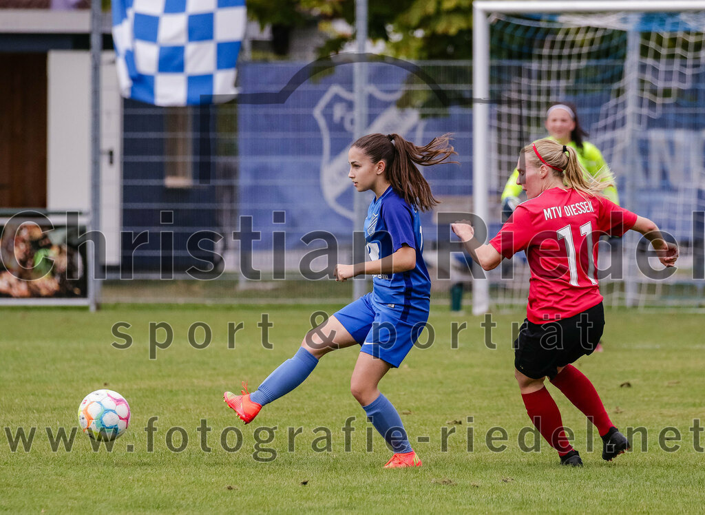 2023-10-07_088_FC_Langengeisling_gegen_MTV_Diessen_Ammersee | Erding, Deutschland, 07.10.2023:
Fußball, Bezirksoberliga 2023 / 2024, 6. Spieltag, FC Langengeisling gegen MTV Diessen/Ammersee, Endergebnis: 0:3

Anna Deischl (FC Langengeisling, #17), Andrea Bichler (MTV Diessen/Ammersee, #11)

Foto: Christian Riedel / fotografie-riedel.net