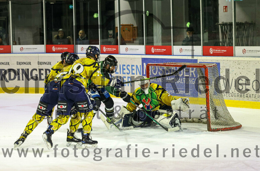 2022-12-16_125_TSV_Erding_gegen_EC_Pfaffenhofen | Erding, Deutschland, 16.12.2022:
Eishockey, Bayernliga 2022 / 2023, 21. Spieltag, TSV Erding gegen EC Pfaffenhofen, Endergebnis: 14:1

Anton Münzhuber (EC Pfaffenhofen, #39), Daniel Krzizok (Erding Gladiators, #18), Torwart Hannes Kiefer (EC Pfaffenhofen, #30)

Foto: Christian Riedel / fotografie-riedel.net