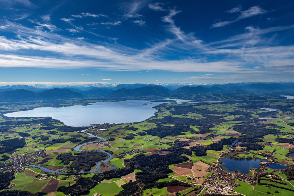 dr__0055377.jpg | SEEON-SEEBRUCK 07.10.2024 Panorama- Perspektive Wasseroberfläche und Uferbereiche des See Chiemsee in Seeon-Seebruck im Bundesland Bayern, Deutschland. // Panoramic perspective water surface and shore areas of the lake Chiemsee in Seeon-Seebruck in the state Bavaria, Germany. Foto: Daniel Reiter