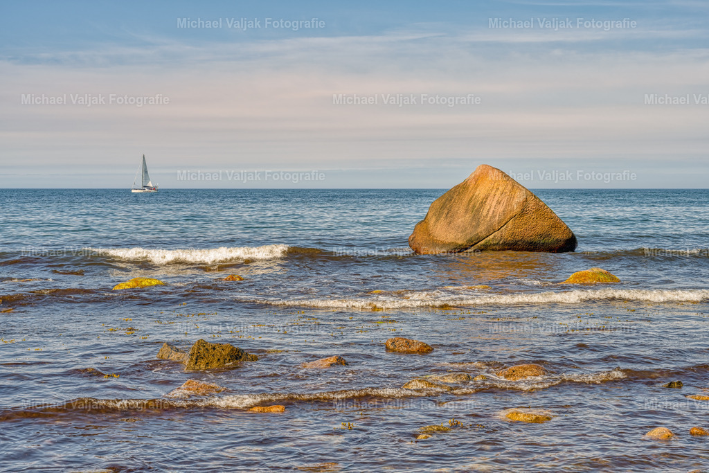 Schwanenstein auf Rügen | Der Schwanenstein ist mit einer Größe von 7 m x 5 m und einem Gewicht von 162 Tonnen einer der größten Findlinge auf Rügen. Er liegt ca. 100 m östlich vom Hafen der Gemeinde Lohme im Nordosten der Insel.  - Realisiert mit Pictrs.com