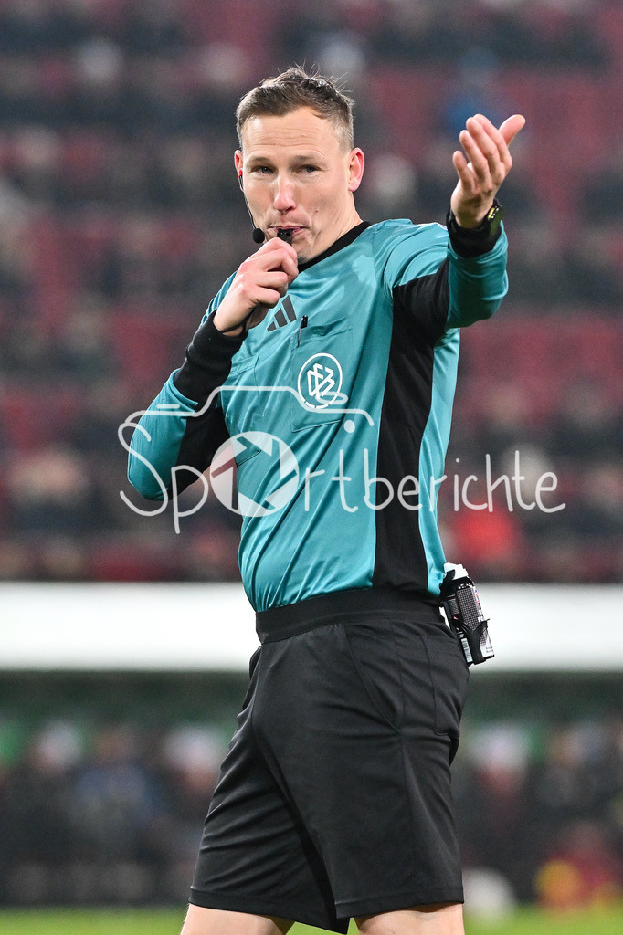 FC Augsburg - SC Freiburg | AUGSBURG, GERMANY - 18. JANUARY: im Bild Referee Martin PETERSEN / Einzelfoto / Freisteller während dem Bundesligamatch zwischen dem FC Augsburg und dem SC Freiburg am 18. Spieltag in der WWK-Arena / DFL REGULATIONS PROHIBIT ANY USE OF PHOTOGRAPHS AS IMAGE SEQUENCES AND/OR QUASI-VIDEO