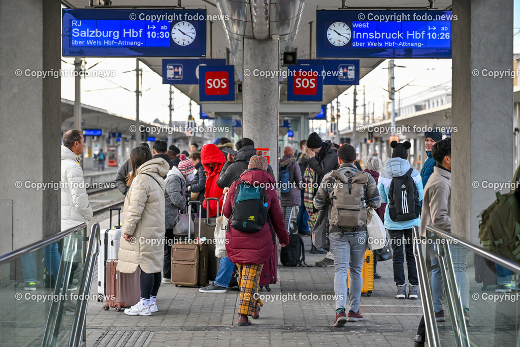 Hauptbahnhof Linz_ Bahnhofshalle_ Bahnsteig_ 26.12.2023-5 | 26.12.2023, Hauptbahnhof Linz, AUT, Bahnhofshalle und Bahnsteig, im Bild Bahnhofshalle, Bahnsteig, Zug, Fahrgaeste, Ticket, Ticketautomat, OEBB, Reisende, Gepaeck, Railjet, Westbahn, ICE, DB, Schild, Anzeigetafel, Linz