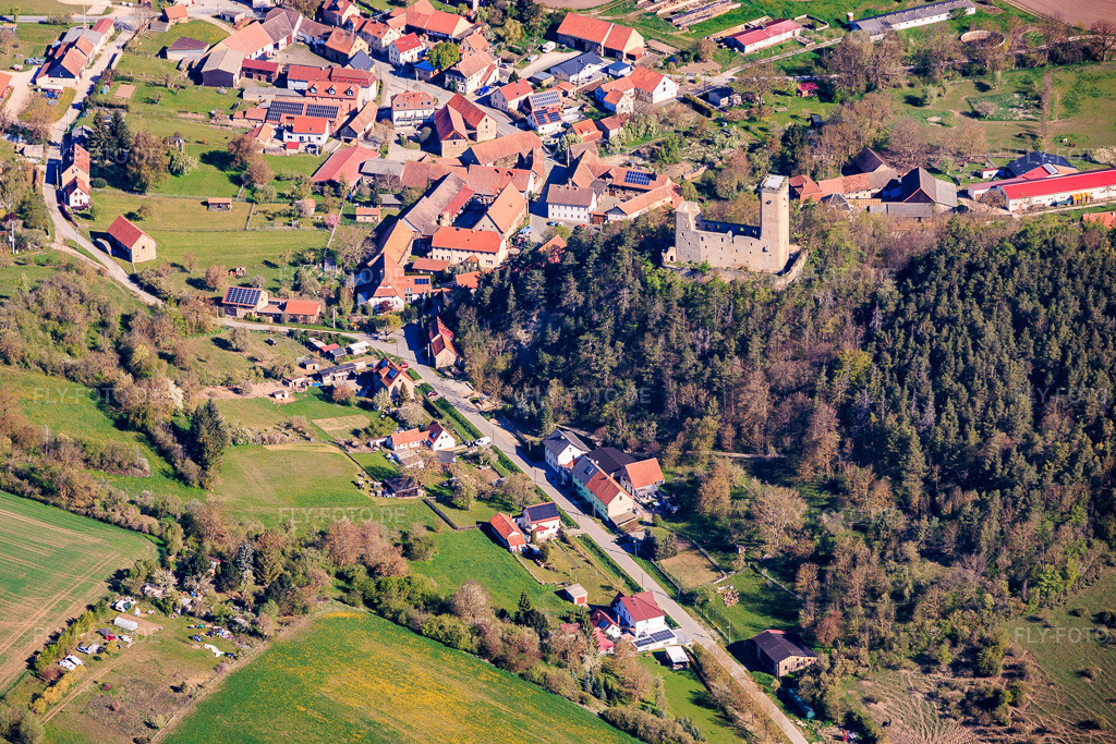 Luftbild: Burgruine Ehrenstein im Ortsteil Ehrenstein in Stadtilm im Bundesland Thüringen in Deutschland. – Foto: IMG_155778.jpg vom 02.05.2026 durch Werner Riehm/FLY-FOTO.de – Auflösung des Originals: 5618 x 3745 px