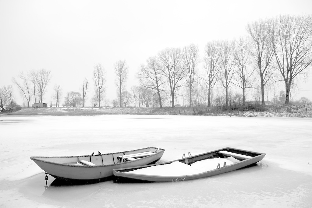100115-185 | Europa, DEU, Deutschland, Nordrhein Westfalen, NRW, Rheinland, Niederrhein, Kalkar-Niedermoermter, Rheinaue, Kleine Woy, Boote, Kaehne, Winter, Schnee, Kategorien und Themen, Natur, Umwelt, Landschaft, Jahreszeiten, Stimmungen, Landschaftsfotografie, Landschaften, Landschaftsphoto, Landschaftsphotographie, Wetter, Wetterelemente, Wetterlage, Wetterkunde, Witterung, Witterungsbedingungen, Wettererscheinungen, Meteorologie, Wettervorhersage

[Fuer die Nutzung gelten die jeweils gueltigen Allgemeinen Liefer-und Geschaeftsbedingungen. Nutzung nur gegen Verwendungsmeldung und Nachweis. Download der AGB unter http://www.image-box.com oder werden auf Anfrage zugesendet. Freigabe ist vorher erforderlich. Jede Nutzung des Fotos ist honorarpflichtig gemaess derzeit gueltiger MFM Liste - Kontakt, Uwe Schmid-Fotografie, Duisburg, Tel. (+49).2065.677997, 
archiv@image-box.com, www.image-box.com] - Realisiert mit Pictrs.com