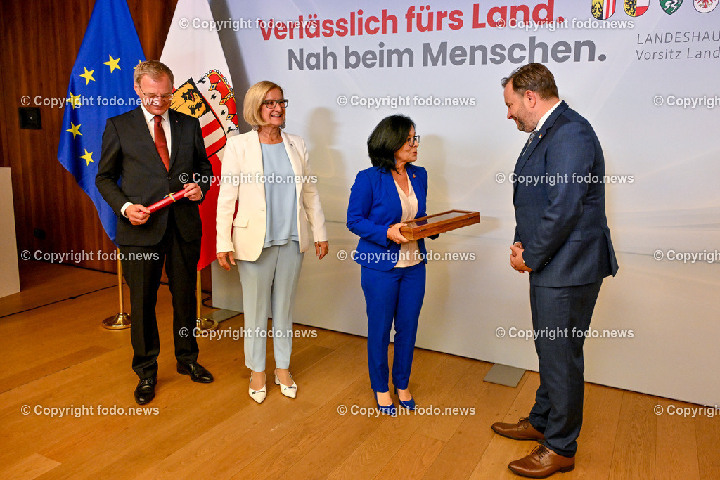 Pressekonferenz Land Ooe_ Oberoesterreich uebernimmt den Vorsitz in der Landeshauptleute-Konferenz_ 03.07.2024-73 | 03.07.2024, Linz, AUT, Pressekonferenz Land Ooe, Oberoesterreich uebernimmt den Vorsitz in der Landeshauptleute-Konferenz, im Bild Thomas Stelzer (VP, Landeshauptmann Oberoesterreich), Johanna Mikl-Leitner (VP, Landeshauptfrau Niederoesterreich), Margit Goell (VP, Mitglied des Bundesrates), Franz Ebner (VP, Praesident des Bundesrates)