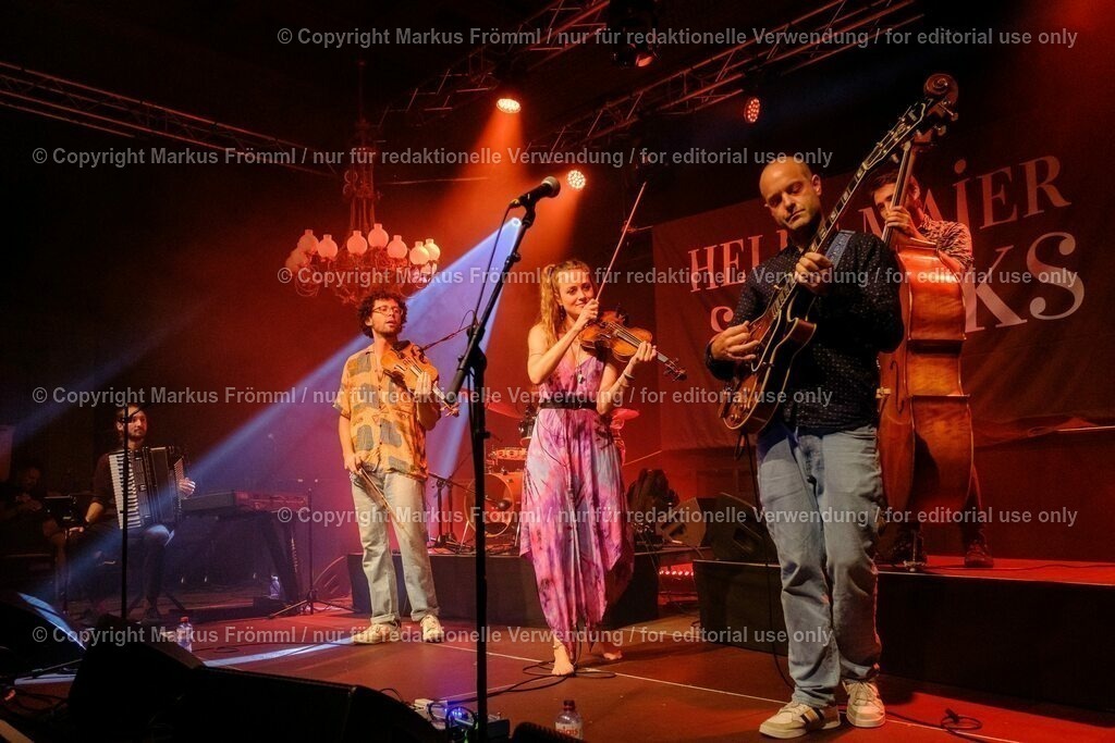 20230728-helen-maier-and-the-folks-010 | Helen Maier &amp; The Folks am Luzern Live Festival. Am Freitag 28. Juli 2023 im Hotel Schweizerhof in Luzern. Helen Maier — Violine / Alexander Graf — Violine, Bratsche / Andreas Gut — Akkordeon / Theo Känzig — Gitarre / Jonas Künzli — Kontrabass / Adrian Böckli — Schlagzeug, Percussion. Foto: Markus Frömml