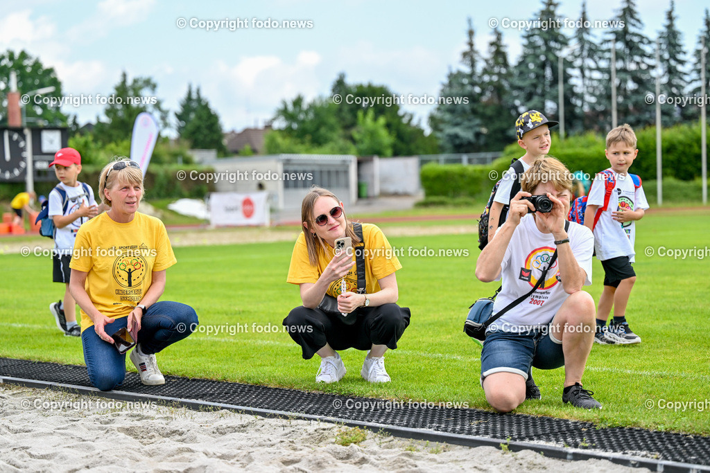Kindergarten Olympiade 2024_ Stadion Traun_ 07.06.2024-107 | 07.06.2024, Stadion der Stadt Traun, AUT, Kindergarten Olympiade 2024, im Bild Kinder, Hindernis, Fussball, Laufen, Action