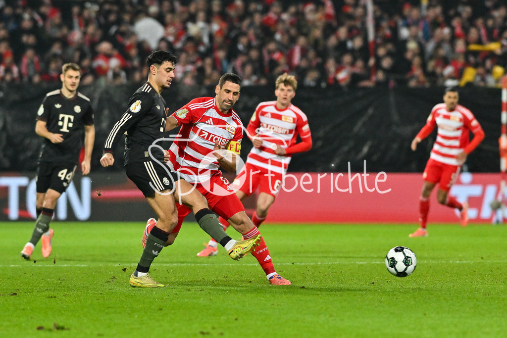 1. FC Union Berlin - FC Bayern München | BERLIN, GERMANY - 03. DECEMBER: im Duell Aleksandar PAVLOVIC (FC Bayern Munich 45) und Rani KHEDIRA (Union Berlin 8) während dem Match zwischen dem 1. FC Union Berlin und dem FC Bayern München beim Achtelfinale des DFB-Pokales im Stadion an der alten Försterei