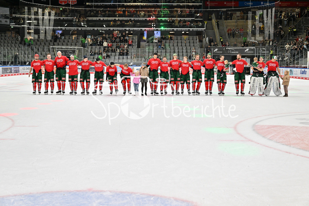 Augsburger Panther - Kölner Haie | die Augsburger Panther feiern zusammen mit den Fans den Heimsieg gegen die Kolner Haie / DEL: Augsburger Panther - Kölner Haie, Curt Frenzel Stadion am 29.09.2024