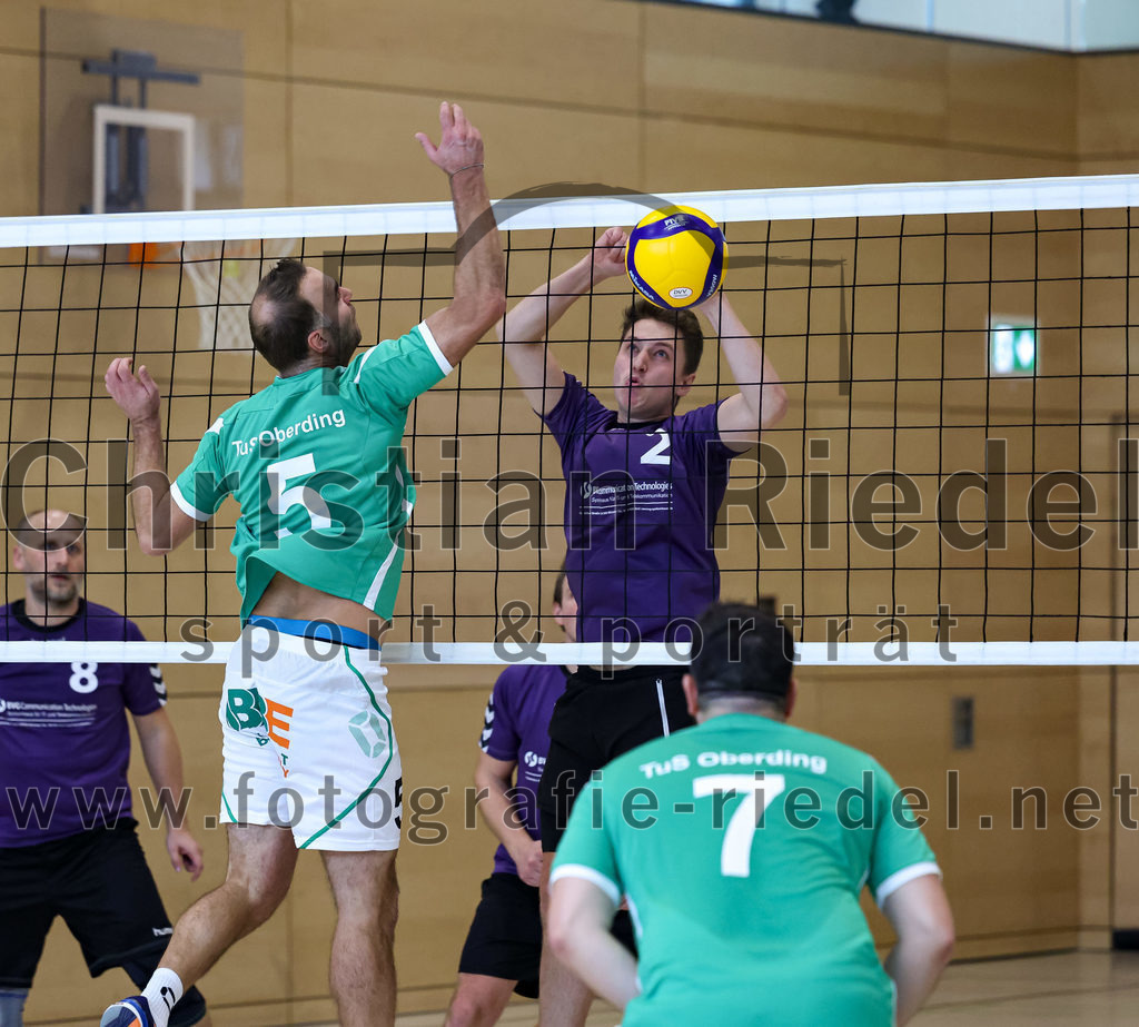 2022-11-12_090_TuS_Oberding_gegen_SC_Freising_II | Oberding, Deutschland, 12.11.2022:
Volleyball, Bezirksliga Ost 2022 / 2023, 7. Spieltag, TuS Oberding gegen MTV Pfaffenhofen II, Endergebnis: 3:2

Andre Paul (TuS Oberding, #5), Florian Wenz (SC Freising, #2)

Foto: Christian Riedel / fotografie-riedel.net