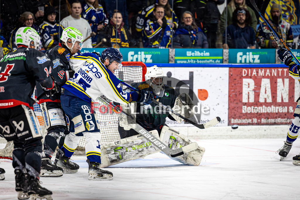 Peißenberg MINERS gegen EHC Waldkraiburg LÖWEN | Eishockey Bayernliga 2025/26 Pre-Playoff Spiel 2, Peißenberg MINERS gegen EHC Waldkraiburg LÖWEN, 20260201,Schuss aufs Tor und Abfälscher Versuch von Santeri OVASKA (EHC Waldkraiburg 18),2026-02-01 in Peißenberg (flatbuy Arena Peißenberg), Xaver NAGEL (MINERS Goali 80), Santeri OVASKA (EHC Waldkraiburg 18)Copyright: WolfgangxLindner www.foto-lindner.de