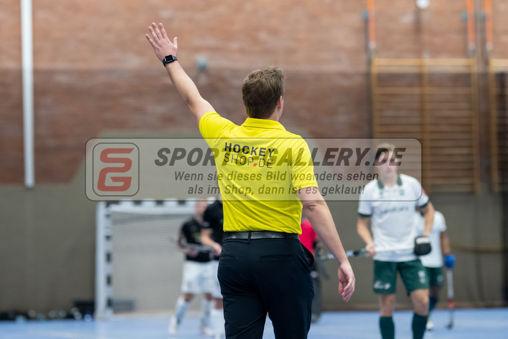 SFE_20231217_0088 | Neuss, Deutschland, 17.12.2023:  in Aktion waehrend des Spiels der Halle 1. Bundesliga Herren zwischen SW Neuss vs Uhlenhorst Mülheim im Stadionhalle (SW Neuss) am 17.12.2023 in Neuss, Deutschland. (Foto von Stephan Fehrmann)

Neuss, Germany, 17.12.2023:  in action during the game of Halle 1. Bundesliga Herren between SW Neuss vs Uhlenhorst Mülheim in Stadionhalle (SW Neuss) at 17.12.2023 in Neuss, Deutschland. (Foto von Stephan Fehrmann)