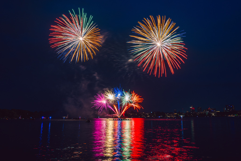 Kirschblütenfest 2026 - 2 | Feuerwerk beim jährlichen Kirschblütenfest auf der Außenalster. - Realisiert mit Pictrs.com