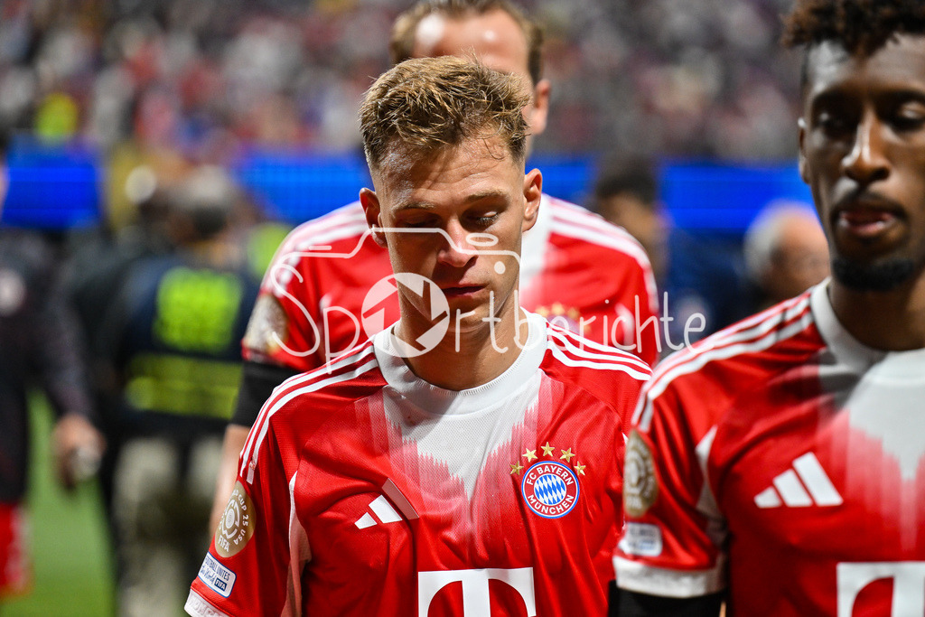 Paris Saint Germain - FC Bayern München | haengende Koepfe der Bayern Spieler nach dem aus im Viertelfinale gegen Paris - hier im Bild Joshua KIMMICH (FC Bayern Muenchen 6) / Einzelfoto / Freisteller / FIFA Club World Cup: Paris Saint Germain - FC Bayern Muenchen, Mercedes Benz Stadium am 05.07.2025 / NOT FOR SALE IN USA