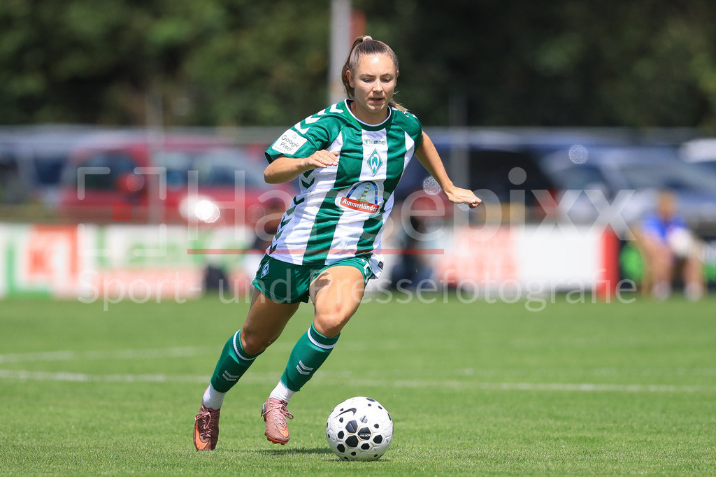 Fussball, Testspiel Frauen, FC Twente Enschede - SV Werder Bremen | Michelle Weiß (SV Werder Bremen, 15) am Ball, Freisteller, Einzelbild, Ganzkörper, Aktion, Action, Spielszene