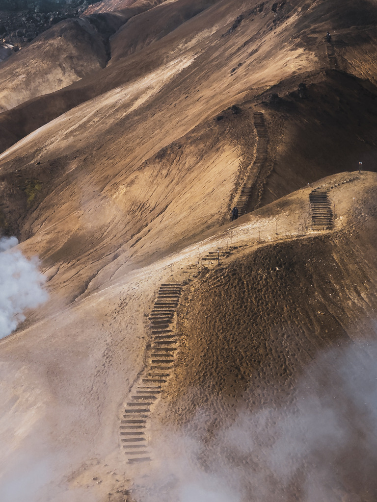 Iceland_Hveradalir_Steps | Stufen in einem Hügel im Geothermie Gebiet Hveradalir. - Realisiert mit Pictrs.com