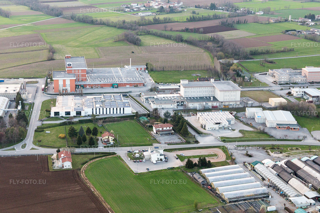 Vue aérienne: Vue de la ville à Zona Industriale Prosciutti dans le département Frioul-Vénétie Julienne, Italie. Photo: IMG_105638.jpg prise le 07/04/2018 par Werner Riehm/FLY-FOTO.eu – Résolution de l'original: 5472 x 3648 px
