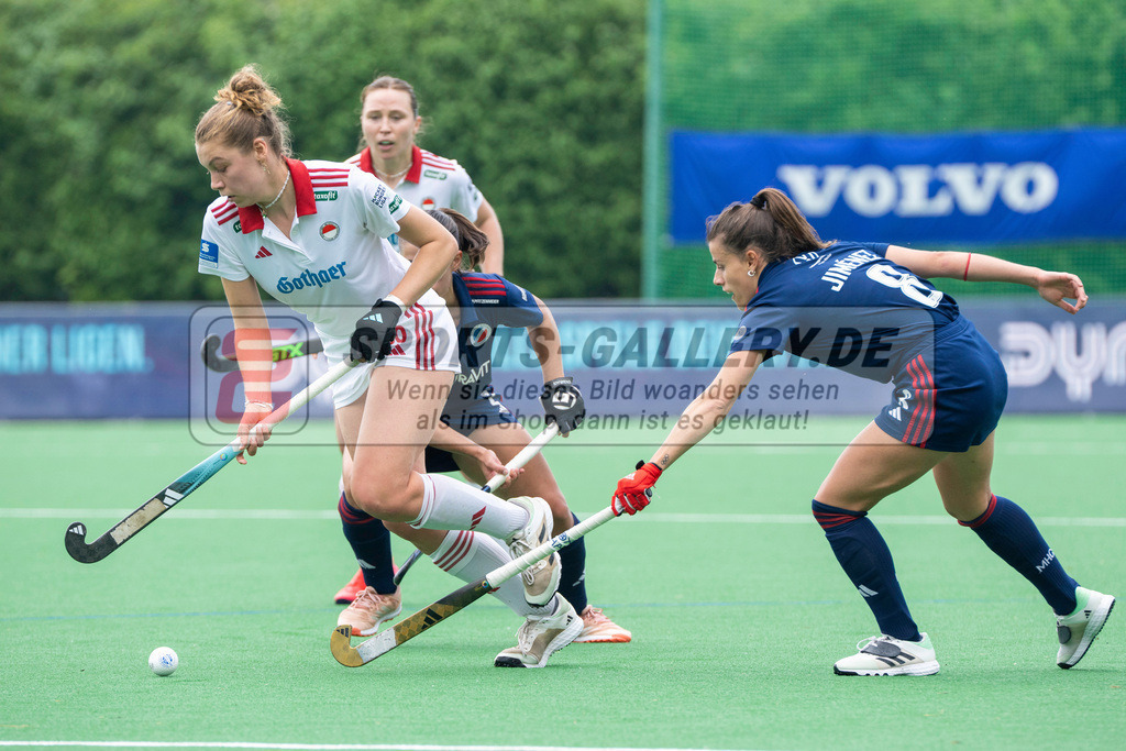 Final4_20240518-1303-0123 | Bonn, Deutschland, 18.05.2024: Charlotte von Huehlsen (Rot-Weiss Koeln) in Aktion waehrend des Spiels der Deutsche Feldhockey-Meisterschaften 2024 zwischen Final 4 Damen Rot Weiss Köln - Mannheimer HC im Bonner THV am 18.05.2024 in Bonn, Deutschland. (Foto von Stephan Fehrmann)

Bonn, Germany, 18.05.2024: Charlotte von Huehlsen (Rot-Weiss Koeln) in action during the game of Deutsche Feldhockey-Meisterschaften 2024 between Final 4 Damen Rot Weiss Köln - Mannheimer HC in Bonner THV at 18.05.2024 in Bonn, Deutschland. (Foto from Stephan Fehrmann)
