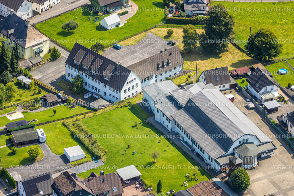 Finnentrop250807712 | Luftbild, Schützenhalle St. Anna Schützenbruderschaft Lenhausen 1818 e.V.,, dahinter ehemalige Grundschule, Lenhausen, Finnentrop, Sauerland, Nordrhein-Westfalen, Deutschland
