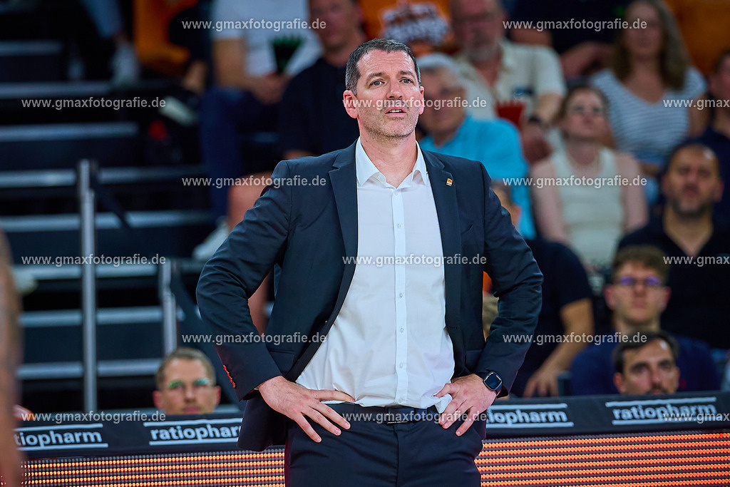 GER, ratiopharm ulm gegen FC Bayern, Basketball, 2. PlayOff, Finale, EasyCredit Bundesliga, Spielzeit 2024/2025, 18.06.2025 | Ty Harrelson  (ratiopharm ulm, Head Coach)GER, ratiopharm ulm gegen FC Bayern, Basketball, 2. PlayOff, Finale, EasyCredit Bundesliga, Spielzeit 2024/2025, 18.06.2025Foto: Eibner-Pressefoto/Gerald Oelze-de Stoppany