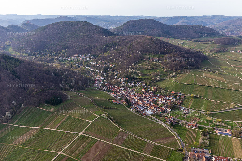 Luftbild:  in Leinsweiler im Bundesland Rheinland-Pfalz in Deutschland. Foto: IMG_131107.jpg vom 12.04.2022 durch Werner Riehm/FLY-FOTO.deLeinsweiler - wo die Pfalz am schönsten ist