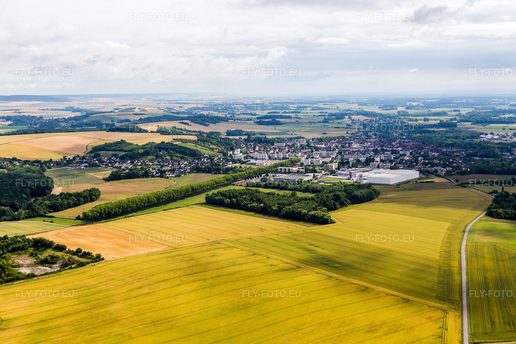 Vue aérienne: Champs de colza jaune et zones cultivées à Saint-Florentin dans le département Yonne, France. Photo: IMG_082623.jpg prise le 21/06/2015 par Werner Riehm/FLY-FOTO.euRésolution de l'original: 5086 x 3391 px