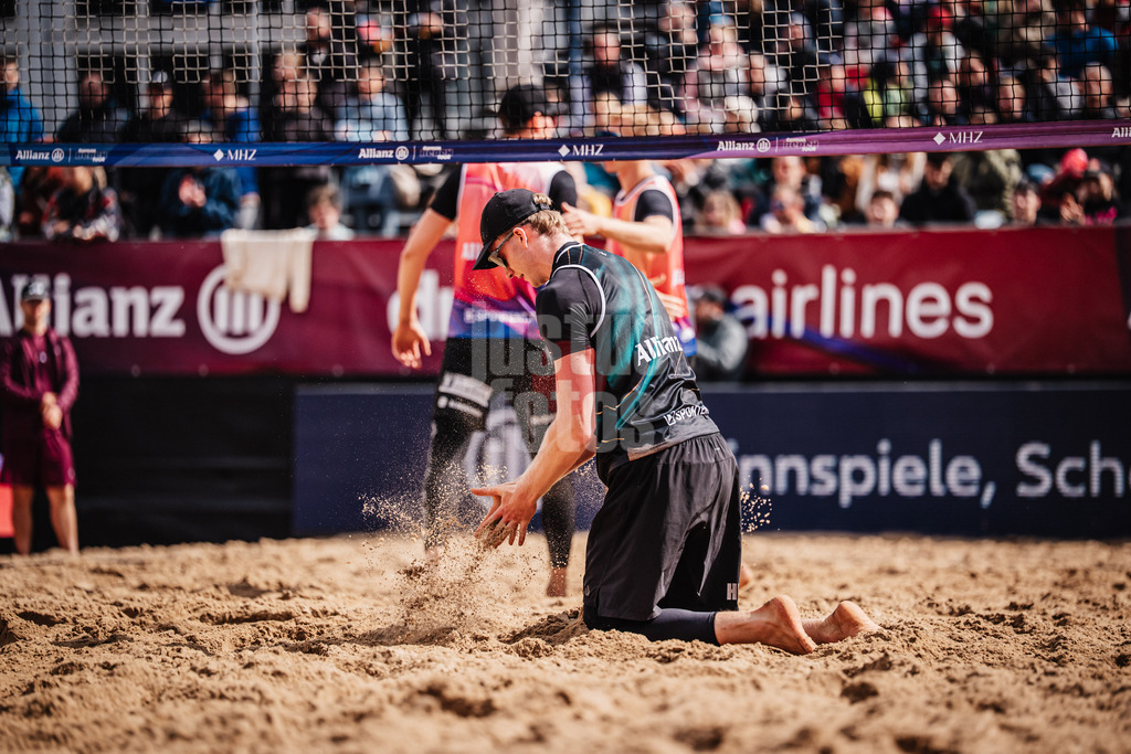 Beachvolleyball | Männer | Allianz German Beach Tour 2025 | Tourstop Berlin | 23.08.2025 | Philipp Huster klatscht verärgert in die Hände