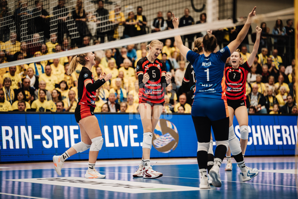 Volleyball | Frauen | Saison 2025/2026 | Volleyball Bundesliga | SSC Palmberg Schwerin vs. ETV Hamburger Volksbank Volleys | 18.10.2025 | Jubel beim ETV in der Mitte Anna Hartig (#5, ETV Hamburger Volksbank Volleys)