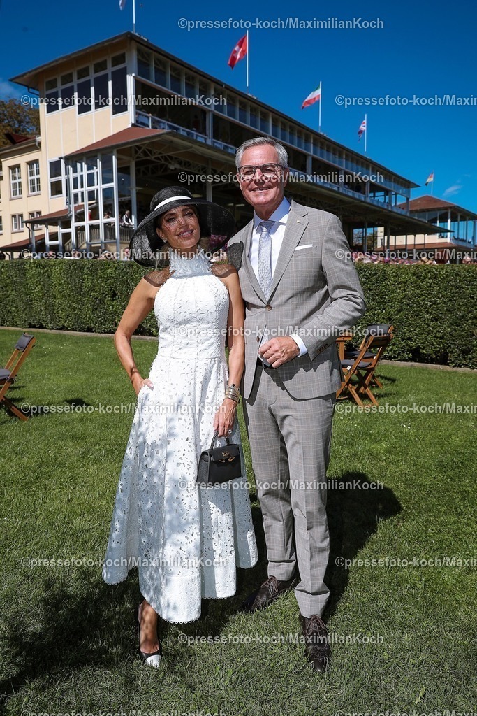 BBmx31082501046 | 2025.08.31, Promis beim Renntag auf der Galopprennbahn Baden-Baden in Iffezheim. Die Gäste genießen die elegante Atmosphäre beim Pferderennen. Sylvie Meis (Model und Markenbotschafterin des Casino Baden-Baden) zusammen mit Tobias Wald (Geschäftsführer Casino Baden-Baden, CEO Baden-Württembergische Spielbanken GmbH & Co KG) 