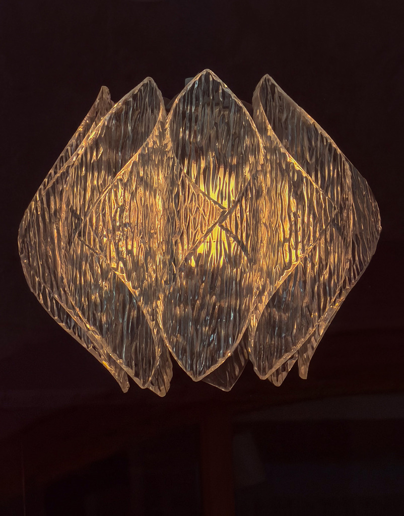 Wandbild Kunstdruck Poster Abstrakt – Surreal Lichtkunst Modern Design Gold | Erlebe Galerie-Qualität für deine WohlfühloasenHolen Sie sich mit diesem einzigartigen, surrealen Kunstwerk ein echtes optisches Highlight an Ihre Wände. Ob als stilvoller Blickfang im Wohnzimmer, als kreativer Motivationsschub im modernen Büro, als eleganter Akzent im Loft oder als beruhigendes Element im Schlafzimmer – dieses abstrakte Design-Motiv passt sich perfekt an Ihren anspruchsvollen Lebensstil an. Jeder Druck wird nach höchsten Qualitätsstandards für Sie gefertigt. Sie haben die Wahl zwischen drei echten Premium-Materialien:• Premium-Leinwand: Klassisch, strukturstark und mit warmer Ausstrahlung.• Alu-Dibond: Modern, matt, absolut elegant und ohne Spiegelungen.• Acrylglas: Atemberaubende Tiefenwirkung, brillante Farben und edler Hochglanz.Machen Sie Schluss mit langweiligen Wänden und investieren Sie in Kunst, die Ihr Zuhause Tag für Tag aufwertet. - Realisiert mit Pictrs.com