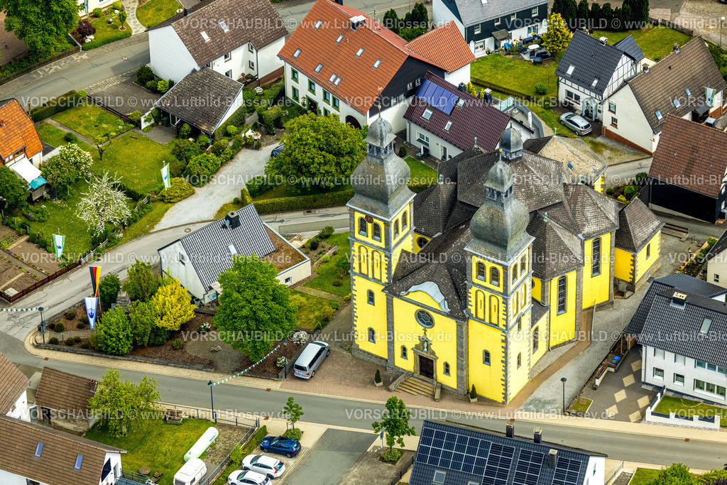 Marsberg240504074Padberg | Luftbild, gelbe Kirche St. Maria Magdalena in Padberg, Marsberg, Sauerland, Nordrhein-Westfalen, Deutschland