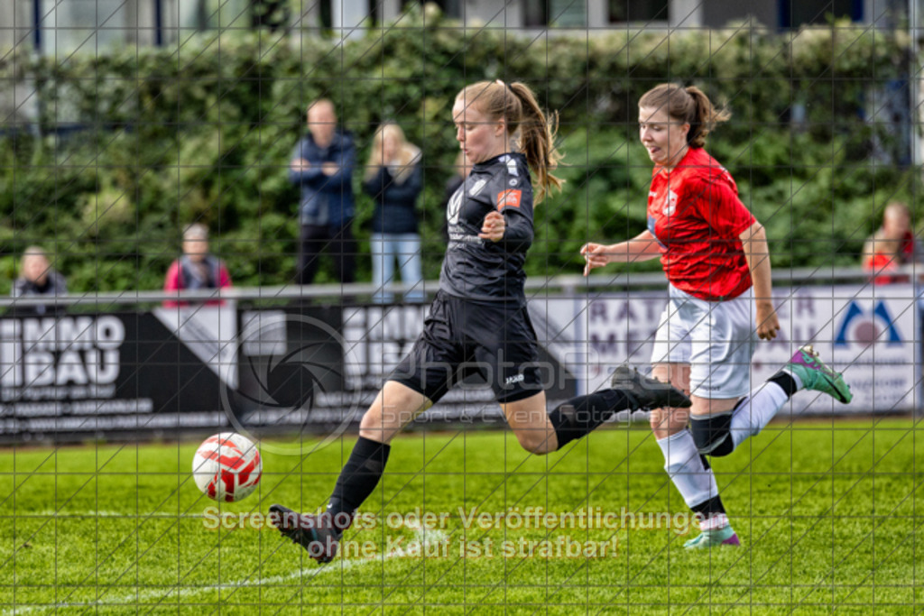 20250928_143800_0587-Bearbeitet | #,1.FC Donzdorf (schwarz) vs. TV Derendingen (rot), Fussball, Frauen-Verbandsliga Württemberg, 03. Spieltag, Saison 2025/2026, Rasenplatz Lautertal Stadion, Süßener Straße 16, 73072 Donzdorf, 28.09.2025 - 13:00 Uhr,Foto: PhotoPeet-Sportfotografie/Peter Harich