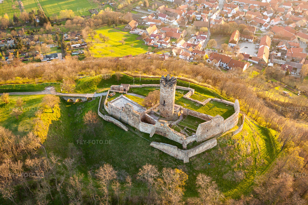 Luftbild: Ruine und Mauerreste der ehemaligen Burganlage und Feste Mühlburg im Ortsteil Mühlberg in Drei Gleichen im Bundesland Thüringen in Deutschland. Foto: IMG_25793.jpg vom 17.04.2010 durch Werner Riehm/FLY-FOTO.de
