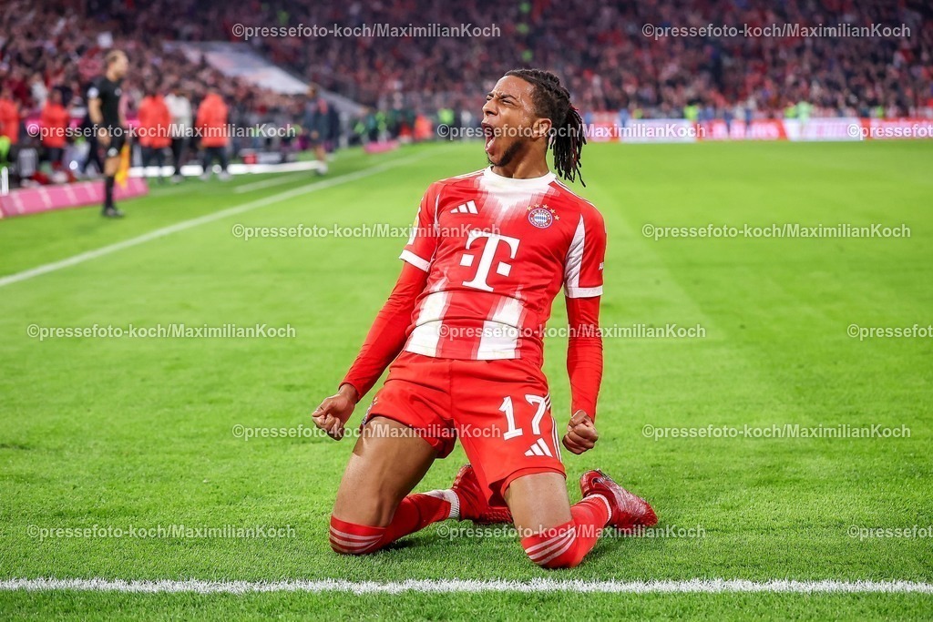FCB18102501194 | 18.10.2025, Fußball, FC Bayern München - Borussia Dortmund, 1. Fußball Bundesliga, 7. Spieltag, Allianz Arena, Saison 2025 2026: Torjubel nach dem Tor zum 2:0 durch Torschütze Michael Olise (FC Bayern Muenchen #17)   DFB regulations prohibit any use of photographs as image sequences and or quasi-video.