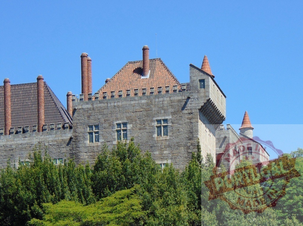 Palace of the Dukes of Braganza, Guimarães, Portugal. Region Norte - Portugal | Palace of the Dukes of Braganza in Guimarães showing historical architecture with battlements and chimneys - Realisiert mit Pictrs.com