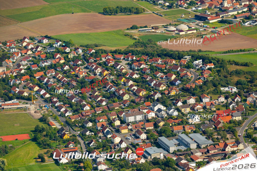 Das Luftbild zeigt :  Stadtlauringen - Die Luftaufnahme wurde 2024 vom UL-Flugzeug aus erstellt ( keine Drohne ) - Hochauflösende Luftaufnahme - Für grossformatige Ausdrucke geeignet. Die Geschenkidee !Mit Lizenz und Bildrechte bestellbar