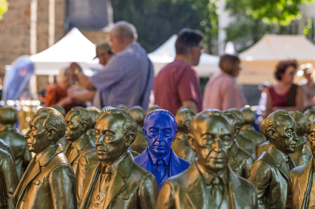 POA | Adenauerfiguren von Ottmar Hoerl - Realisiert mit Pictrs.com